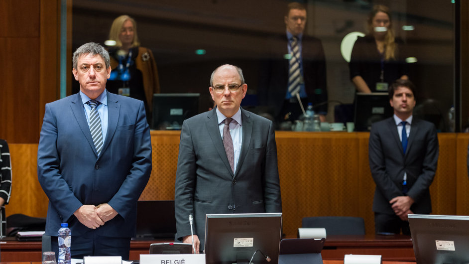Belgický ministr vnitra Jan Jambon (vlevo) a ministr spravedlnosti Koen Geens drží minutu ticha bìhem mimoøádné schùze.