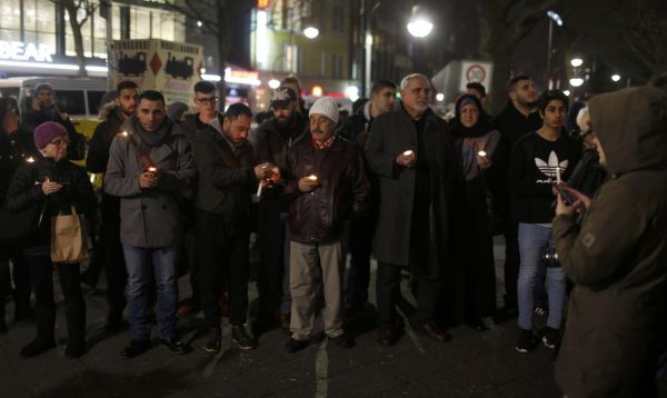 Uctít památku obětí útoku na berlínském vánočním trhu přišli také uprchlíci.