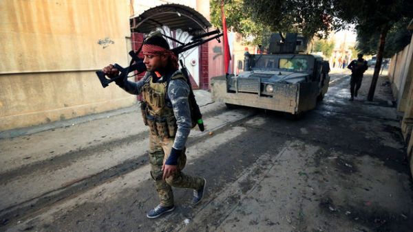 Ir&aacute;ck&yacute; voj&aacute;k v mosulsk&eacute; �tvrti M&iacute;s&aacute;k.