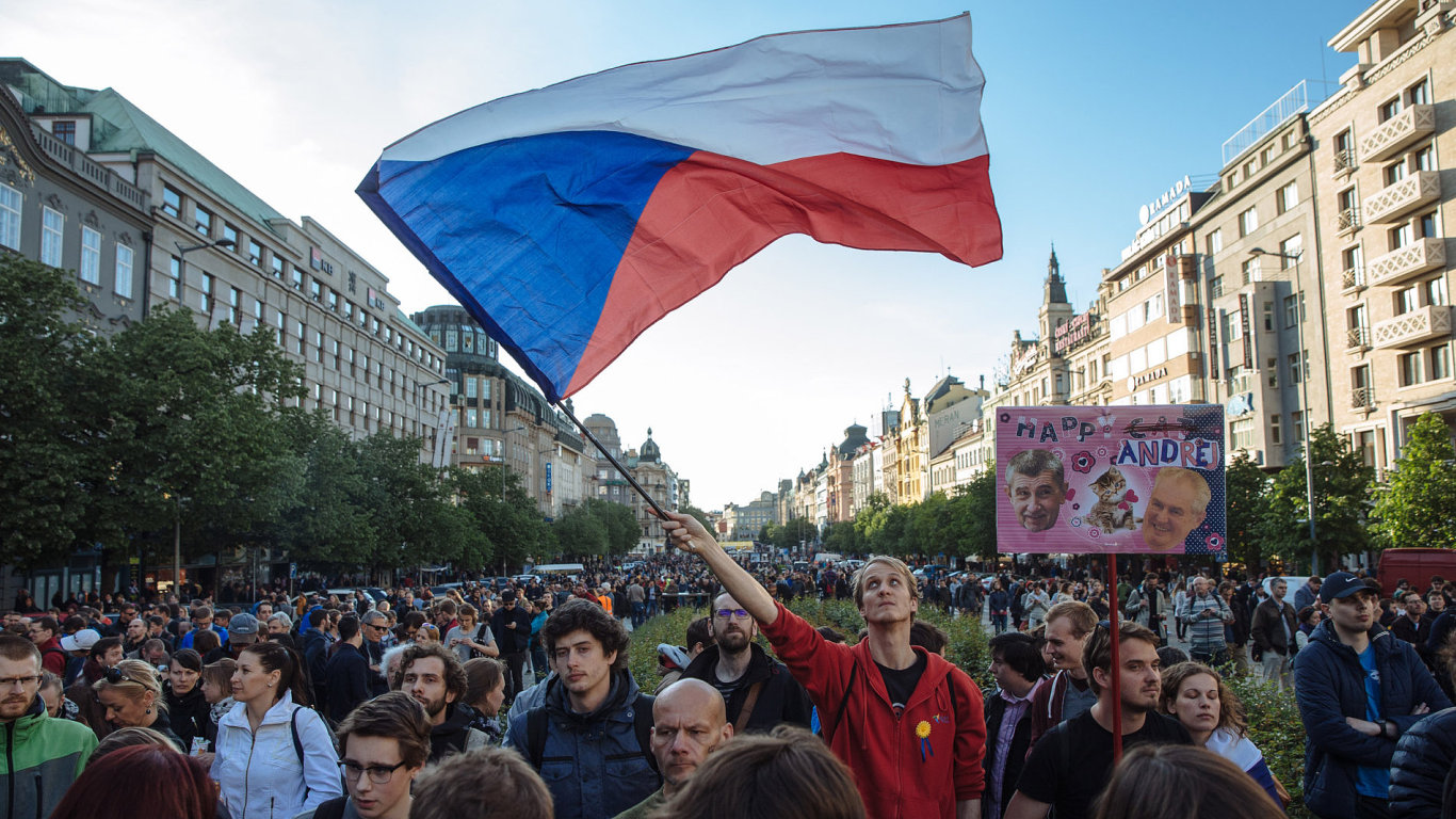 Demonstrace proti Babiovi a Zemanovi na Vclavskm nmst v Praze - PRO? PROTO!