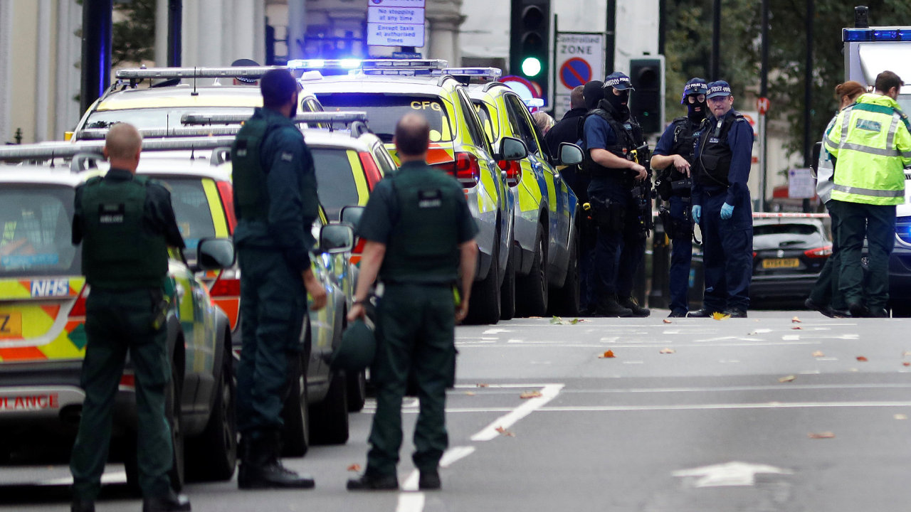 Policie zasahuje pi nehod ped londnskm Muzeem prodn historie.
