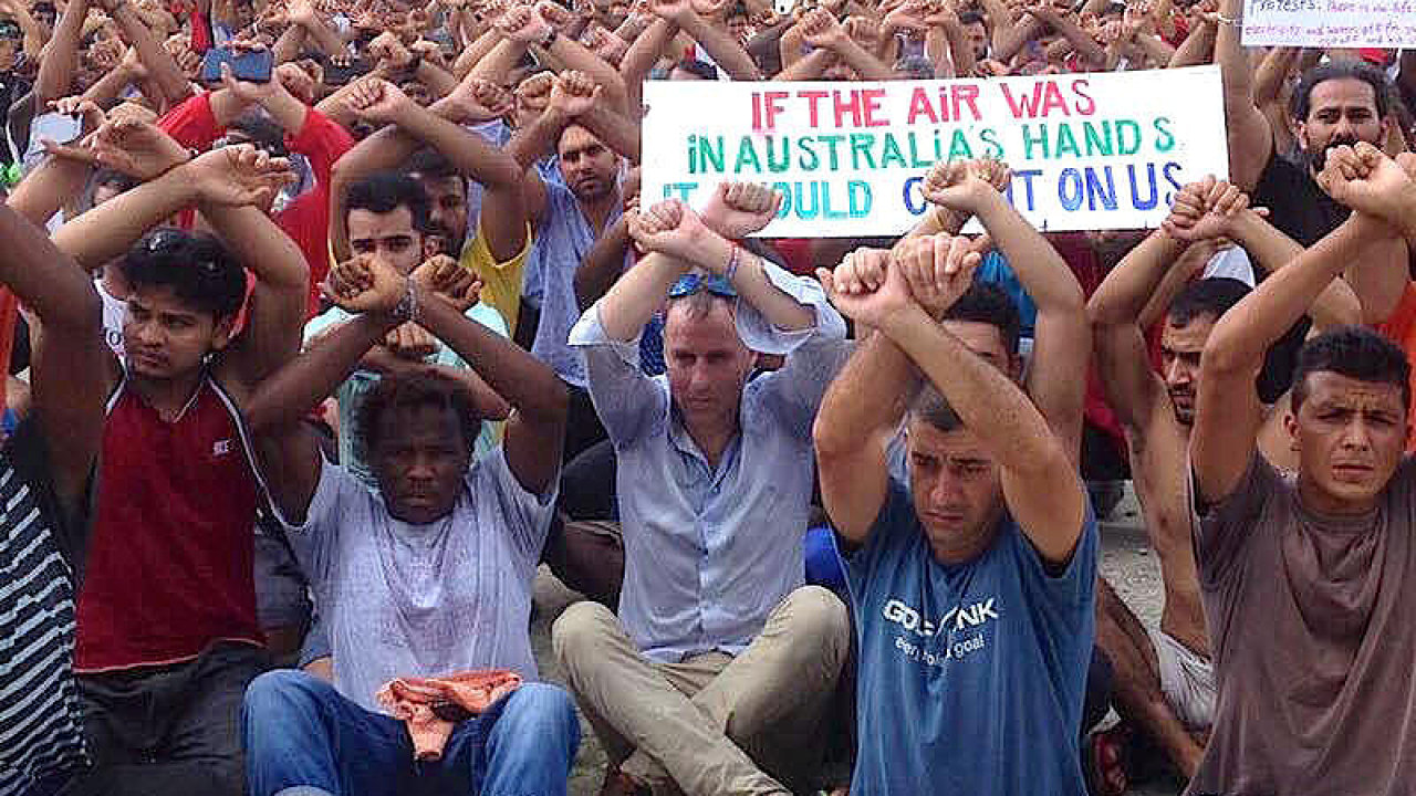 Protestujc uprchlci, kte se zabarikdovali v detennm centru v Papui-Nov Guineji.
