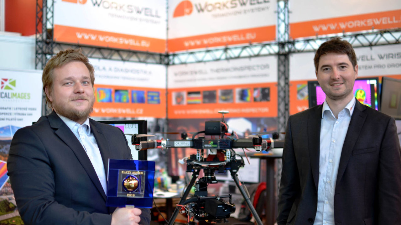 Termokamera Wiris èeské firmy Workswell získala cenu Zlatý Amper. Na snímku spolumajitelé spoleènosti Jan Sova (s cenou) a Adam Švestka.