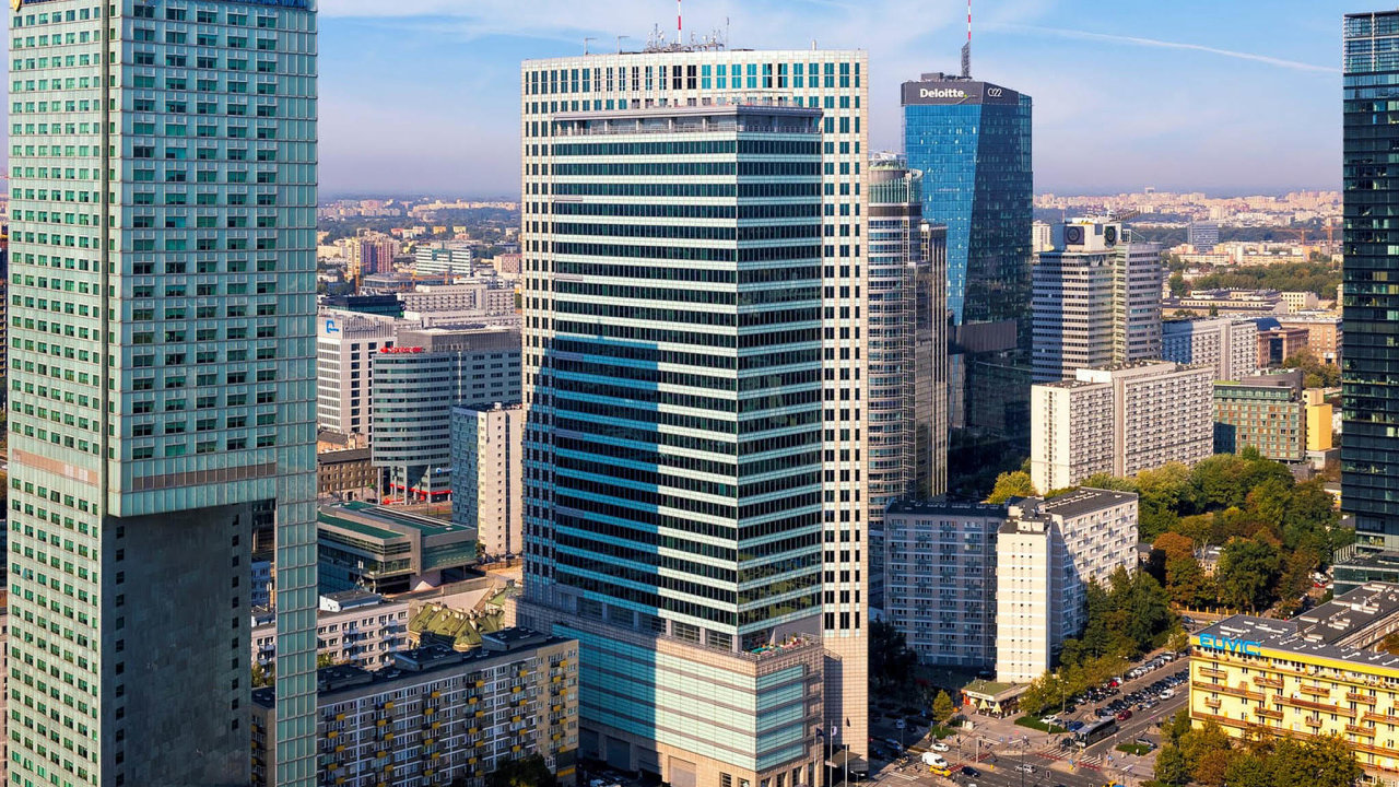 Mezi kanceláøskými budovami, které v Polsku koupila CPI Property Group, je i prestižní Warsaw Financial Center. Ve 32 patrech nabízí 50 tisíc metrù ètvereèních administrativních ploch.