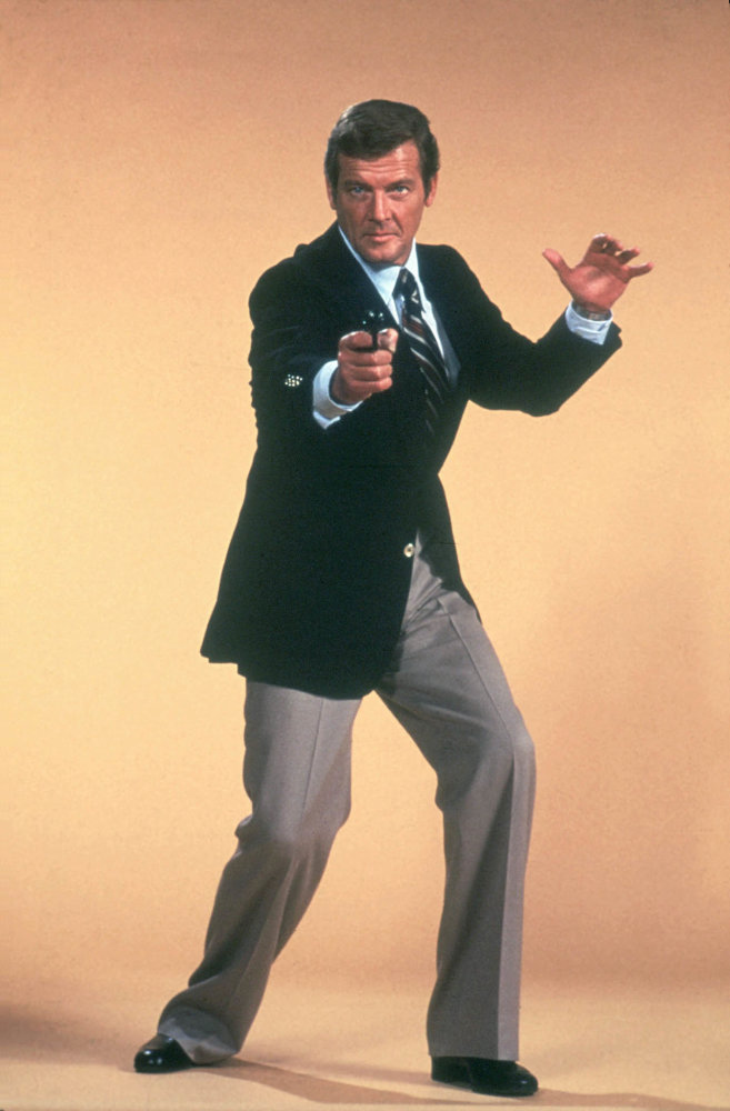 Bondové dvou různých ér: Přirozený gentleman Roger
Moore...