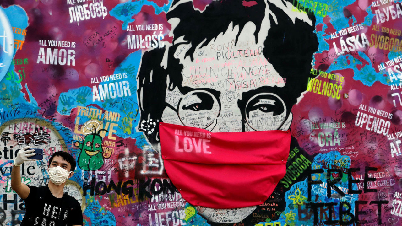 Symboly. Portrt Johna Lennona naznm Lennonov zdi naprask Kamp byl symbolicky opaten roukou. Vedle toho, e jde orecesistick gesto, me jeden zvklad znt: Nenechme se umlet.