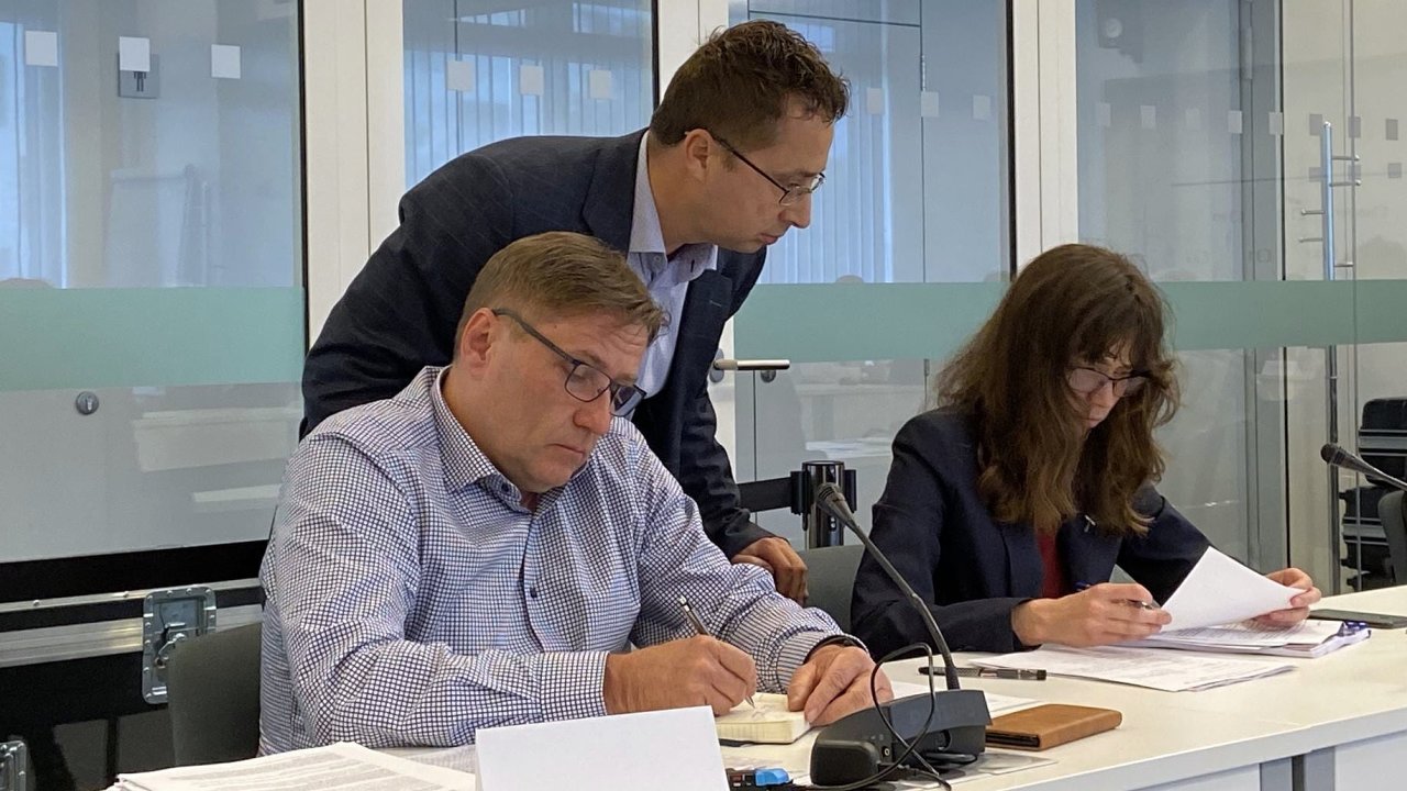Zleva lenov Rady T Roman Brad, Pavel Matocha a Hana Lipovsk na zasedn 24. ervna 2020.