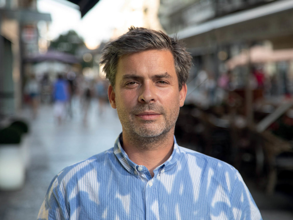 Ondřej Klíma vybral pro projekt karlínského plotu uznávané fotografy a umělce, jako je Alžběta Jungrová, Pavel Brázda nebo Jan Miko.