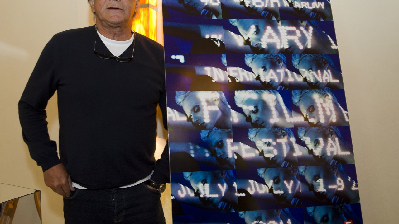 Ji Bartoka pedstavuje plakt letonho ronku karlovarskho filmovho festivalu