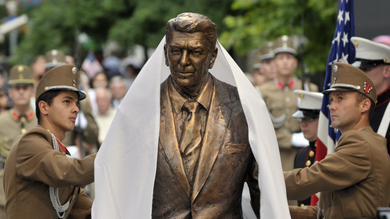 Reaganova socha v Budapeti