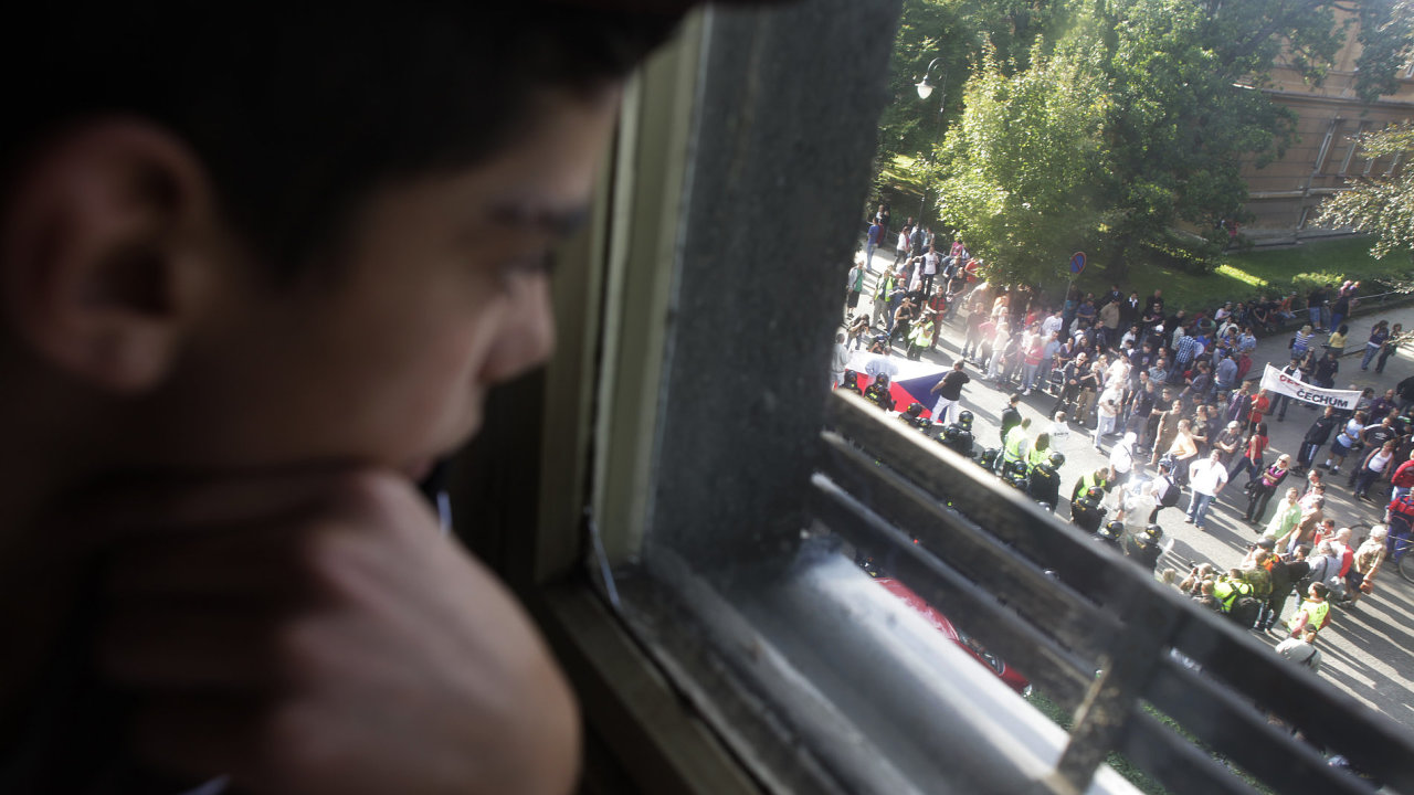Romov ve varnsdorfsk ubytovn se dvaj na demonstraci pod okny