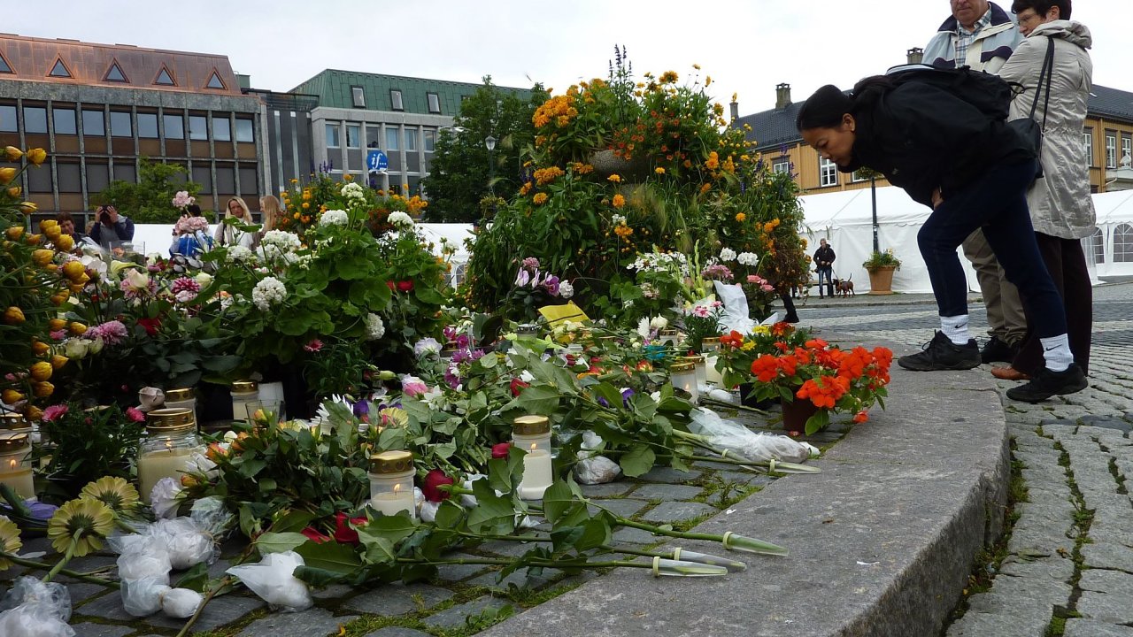 Lid v Trondheimu uctvaj pamtku obt ptenho masakru.