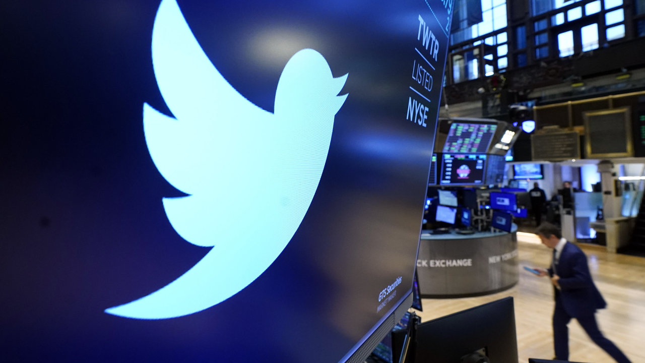 Logo Twitteru na newyorsk burze. Elon Musk zskal 9,2% podl na Twitteru pot, co zakoupil piblin 73,5 milionu akci.