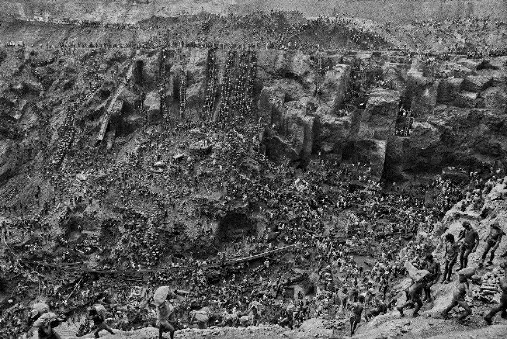 Gold Mine of Serra Pelada od SebastiĂŁoa Salgada