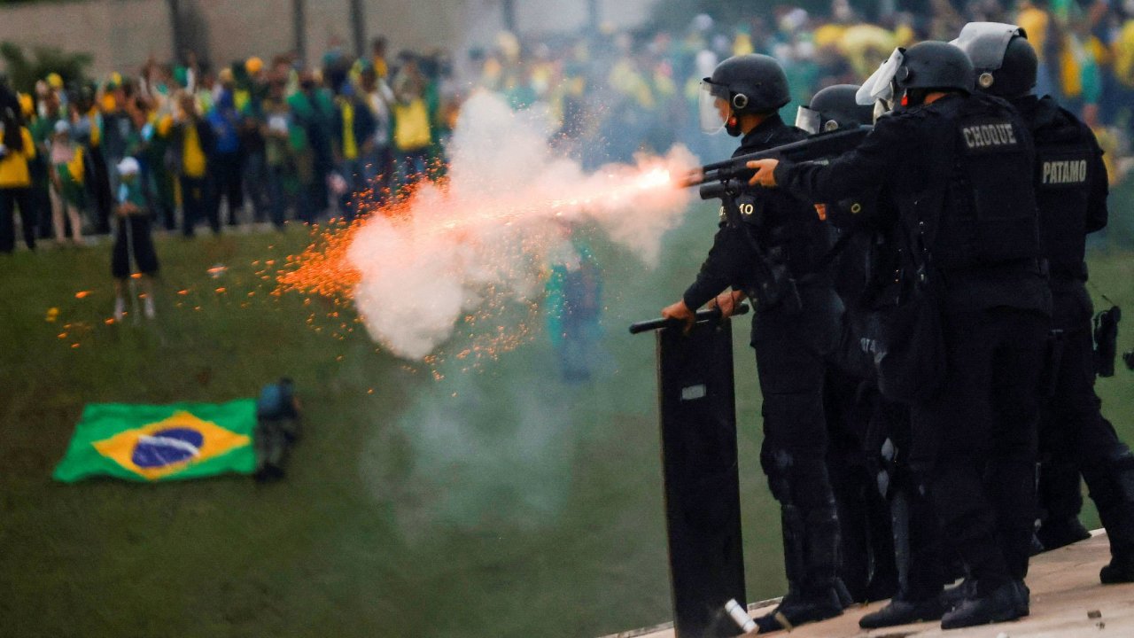 Pvrenci brazilskho exprezidenta Jaira Bolsonara pronikli do parlamentu a dalch budov.