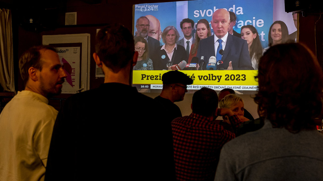 Lid sleduj v minibaru Caf Max stan hlas a vsledky prvnho kola volby prezidenta R, 14. ledna 2023, st nad Labem.