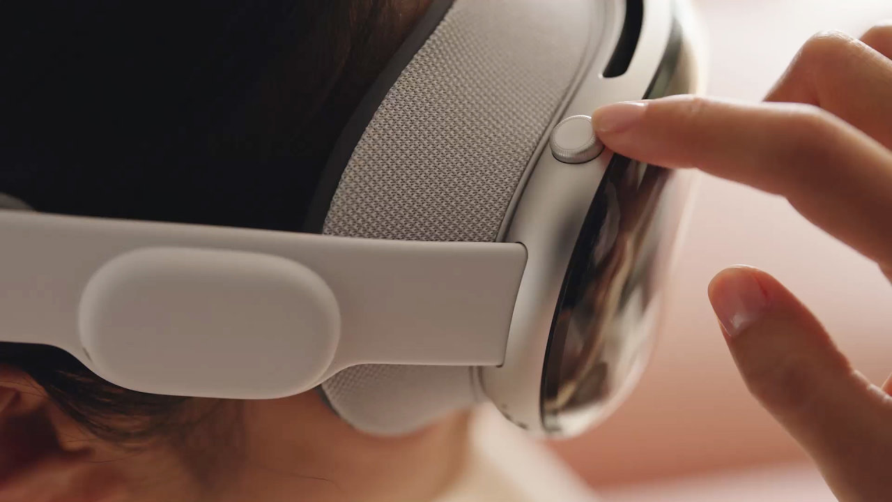 Headset Apple Reality Pro slibuje propojení reality a virtuálních svìtù.