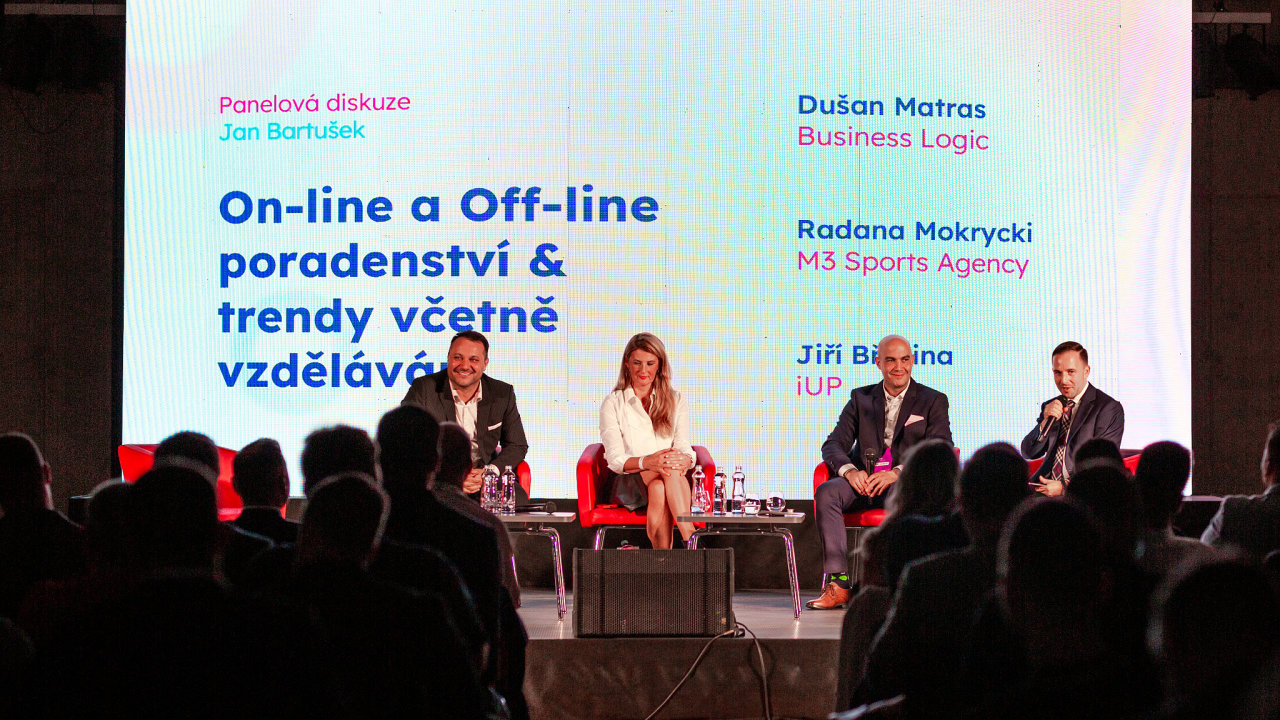 Trendy ve finanèním poradenství byly tématem panelové diskuse na konferenci Colors of Finance, kde vystoupili Radana Mokrycki spolu s Jiøím Bøezinou (na fotografii vlevo).