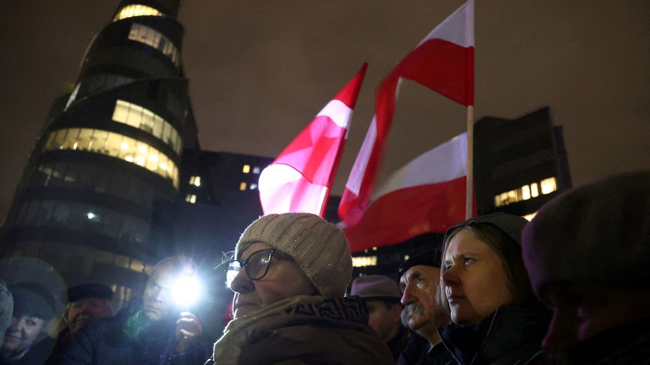 Opozin demonstranti ped sdlem polsk veejnoprvn televize TVP ve Varav.