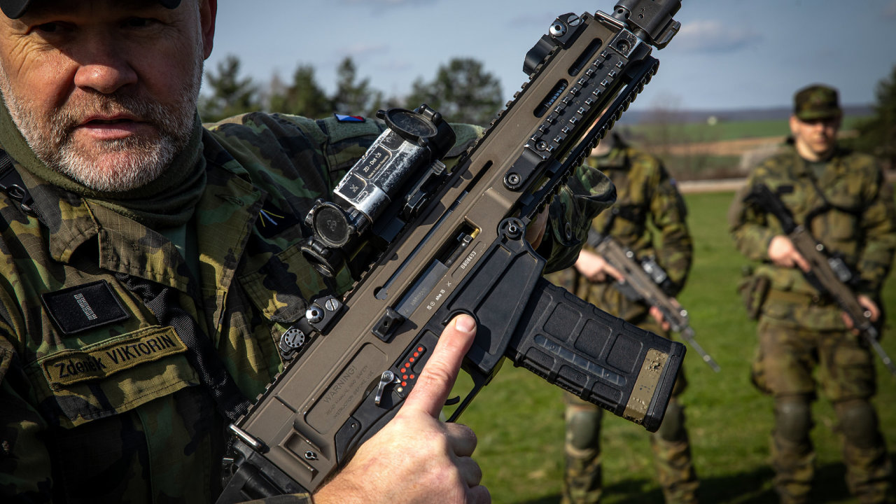 Vcvik rekrut esk armdy. Na fotografii i jeden z vrobk eskho zbrojnho prmyslu, ton puka Bren firmy Colt CZ