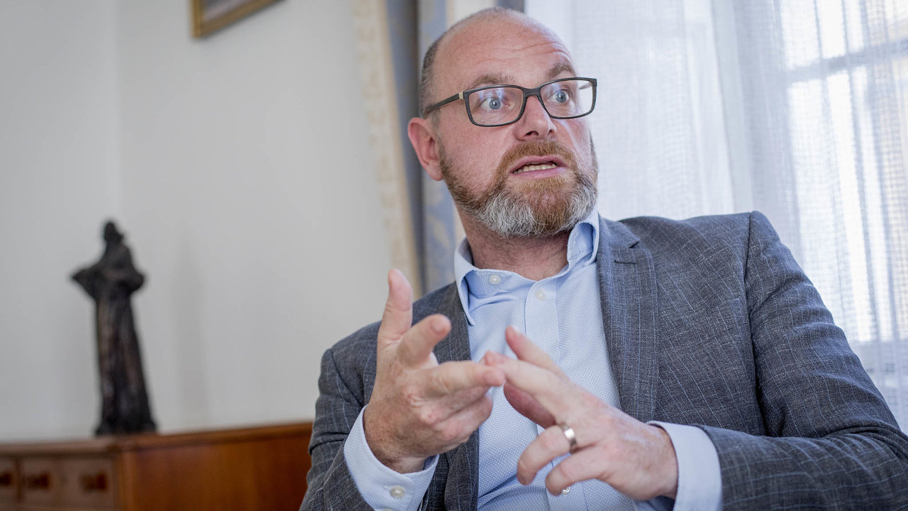 Neodpověděl. Ministr školství Robert Plaga zatím na dopis dívek nereagoval.