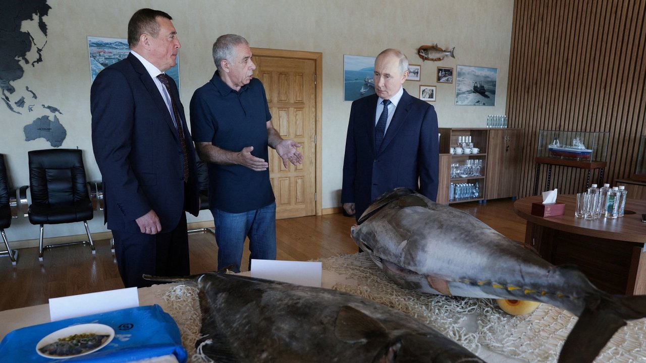 Záběry stanice Vesti zachytily Putina, jak stojí v místnosti a prohlíží si...