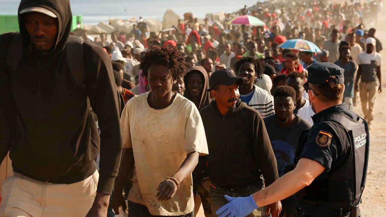 Na konci �ervence do �pan�lsk�ho m�sta Ceuta na severu Afriky neleg�ln�...