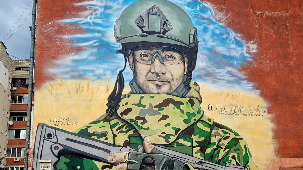 Kyjevský mural připomíná ukrajinského hokejistu a trenéra Oleksandra Chmila,...