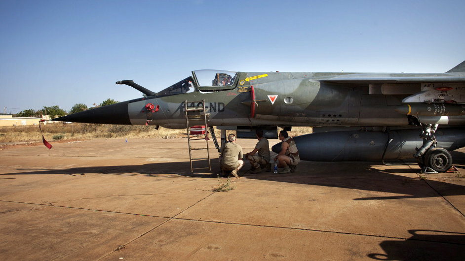 Francouzsk sthac bombardr Mirage F1 na letiti v Bamaku
