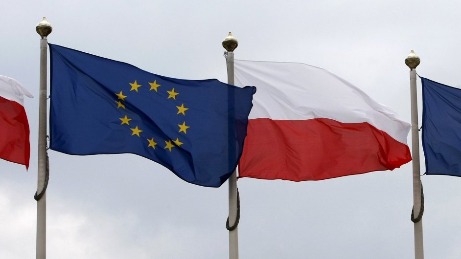 Vlajky Polska a Evropsk unie ped parlamentem ve Varav