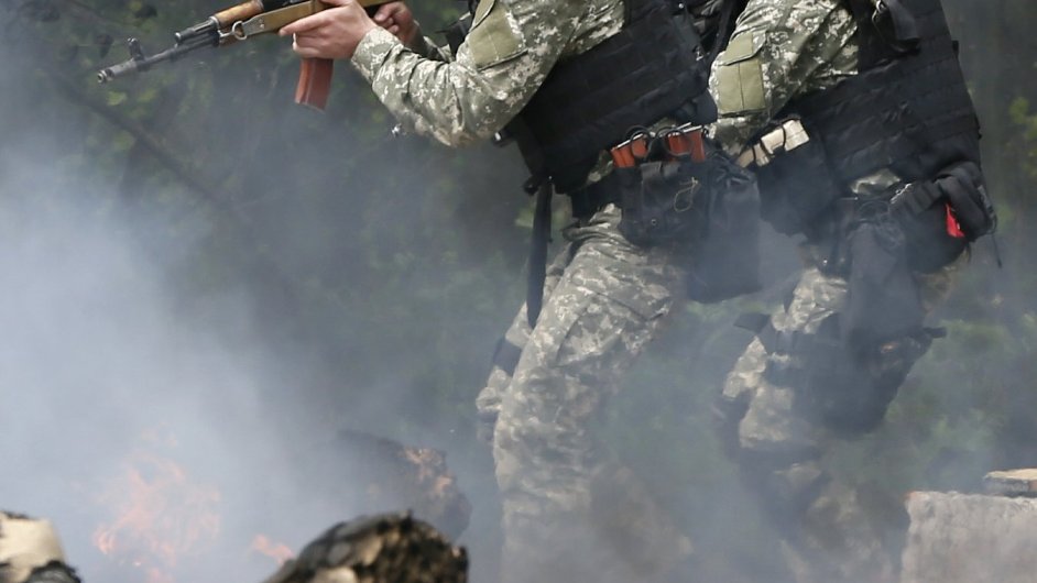 Ukrajint vojci u stanovit pobl Slavjansku, kter zdemolovali prorut separatist.