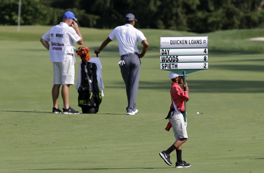 Tiger Wood při prvním návratu na golfové hřiště po operaci zad