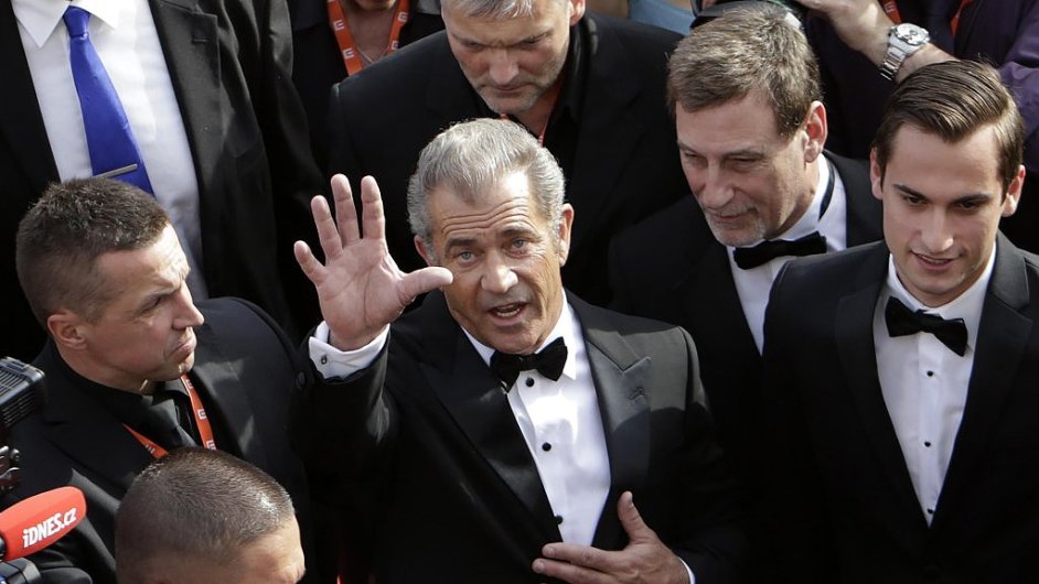 Mel Gibson si do Karlovch Var pijel pro Kilov glbus za mimodn umleck pnos svtov kinematografii.
