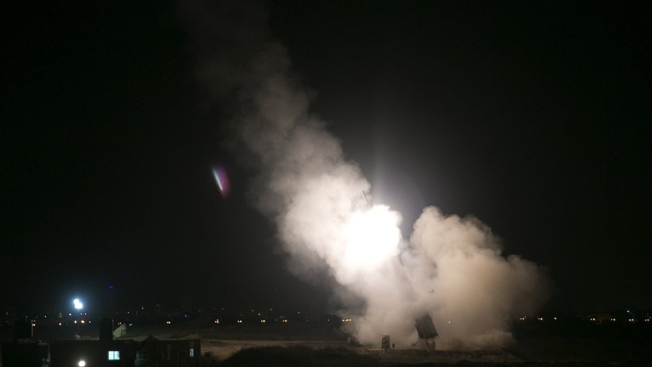 Izrael odpaluje zachycovac raketu v mst Ashdod na jihu zem.