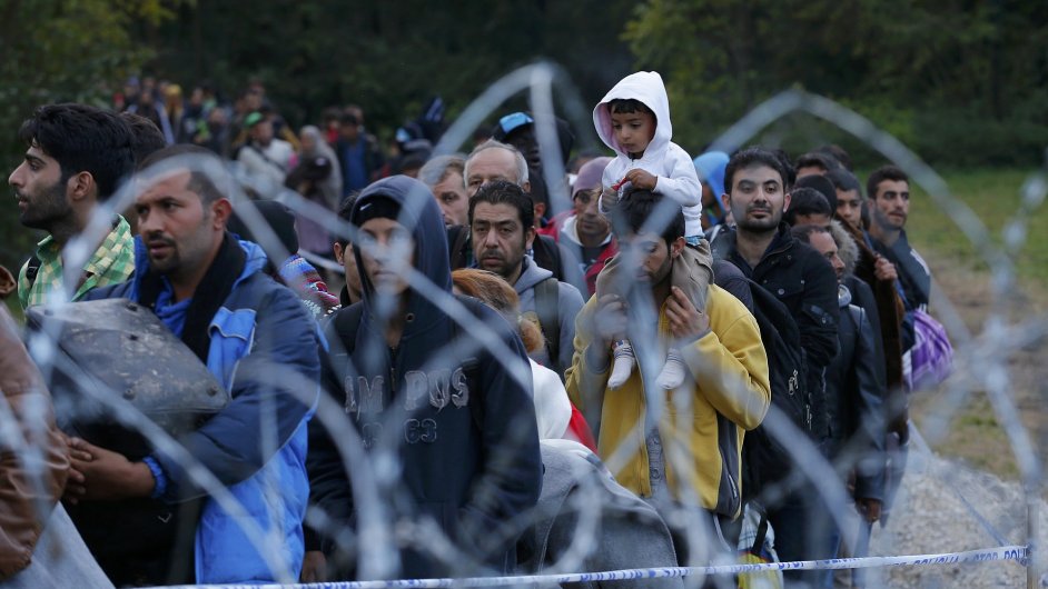 Migranti na cestì k pøekroèení maïarských hranic.