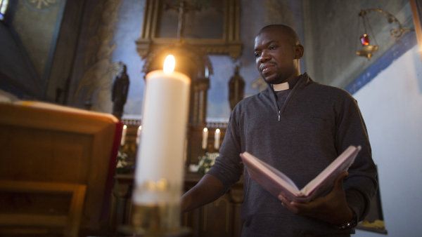 Kn�z Georges Mondo z Konga p�sob&iacute; v Kol&iacute;n�.