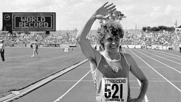 Marita Kochov&aacute; dos&aacute;hla 6. �&iacute;jna 1985 na stadionu v australsk&eacute; Canbe�e dosud nep�ekonan&eacute;ho �asu v b�hu �en na 400 metr�