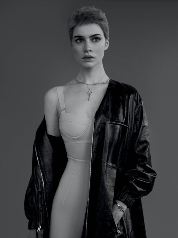 Podprsenka a kalhoty Max Mara, kabát Dior, náhrdelníky a náramek Tiffany & Co.