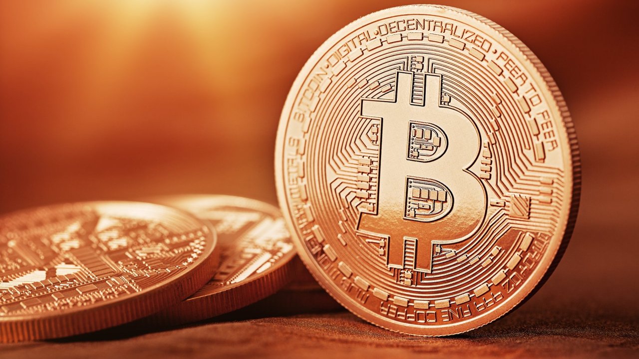 Virtuální mìna bitcoin už láká i nejvìtší hráèe na investièním trhu.