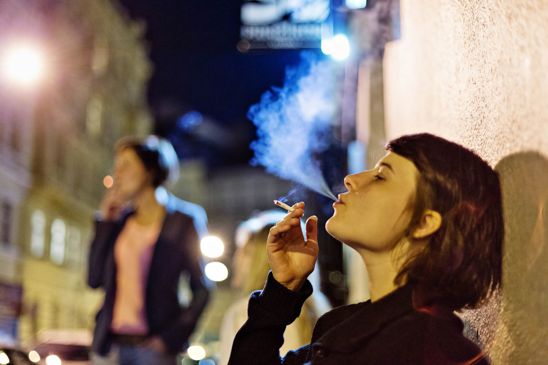 Почему мужчины курят. Человек курит. Люди курят. Курящий человек на улице. Женщина с сигаретой на улице.