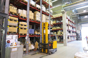 Pro skladování materiálu uvnitř budovy slouží posuvný paletový sklad a také automatický karuselový sklad