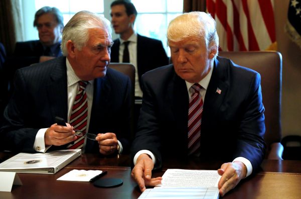 Ministr obrany Rex Tillerson (vlevo) se sankcemi souhlasil, nechce ale, aby prezidentu Trumpovi svazovaly ruce.