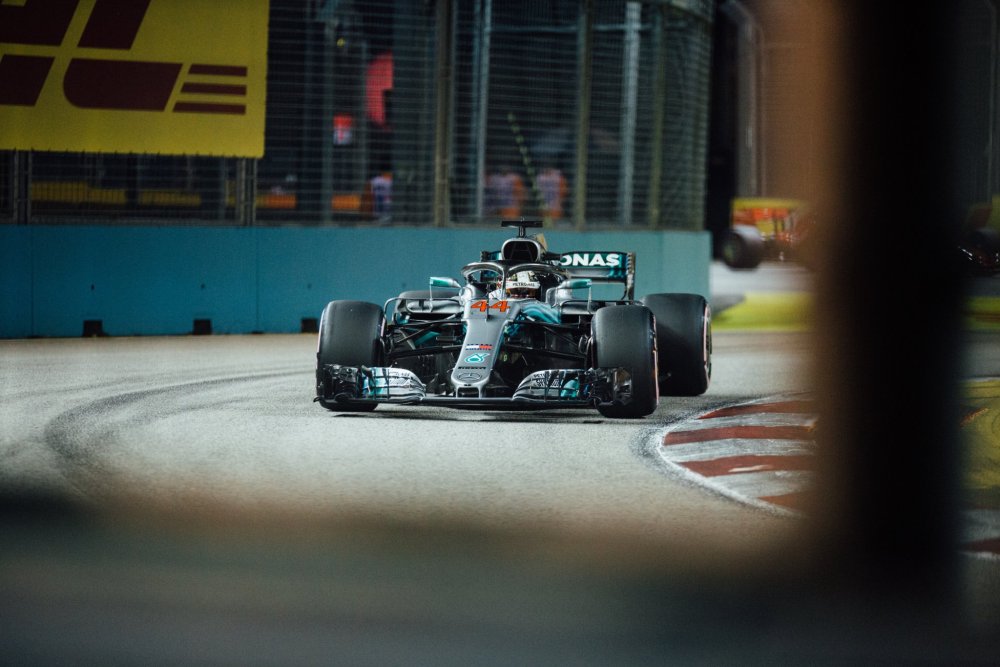 V seriálu formule 1 se najdou i večerní Velké ceny.