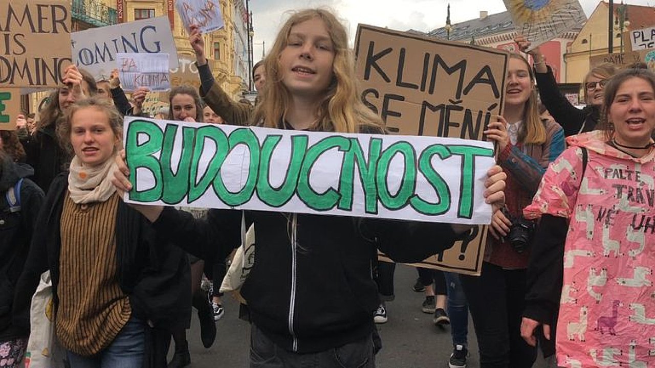 Z uhl se nenaj! Stovky student opt protestovaly v Praze za ochranu klimatu.
