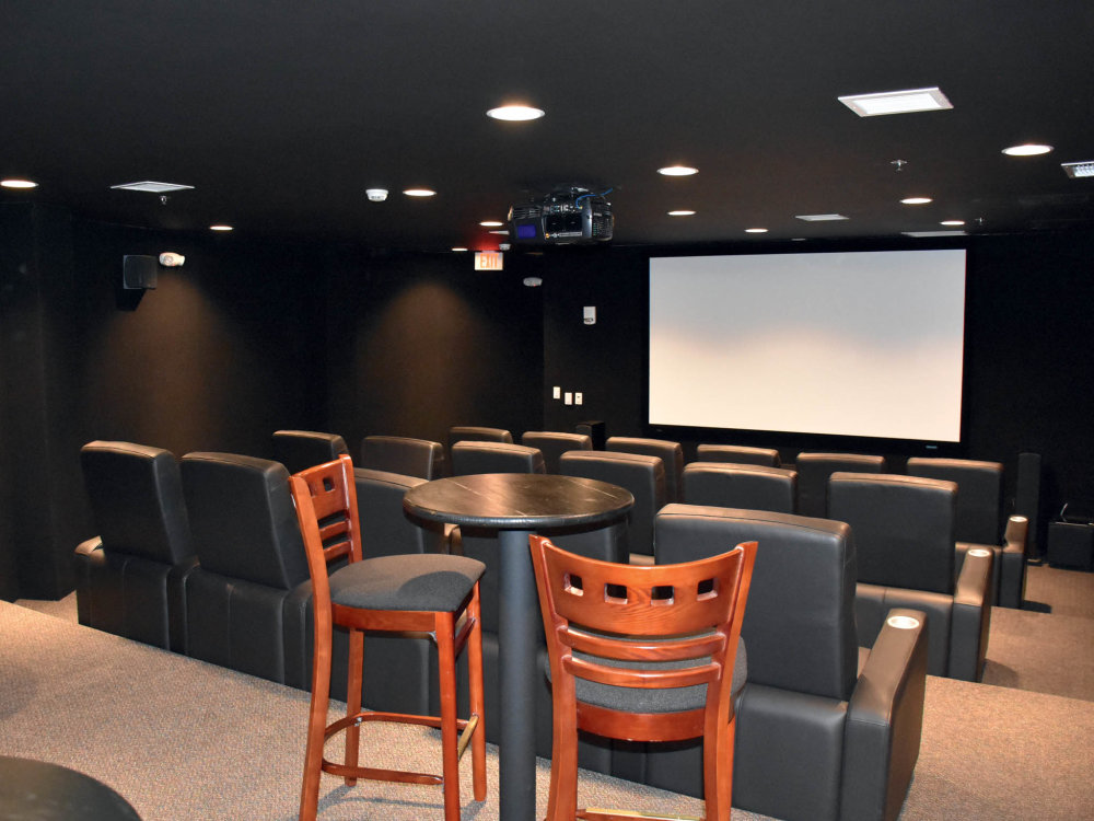 I v podzemí můžete žít jako na povrchu. Běžnou součástí luxusních bunkrů bývá bazén či kino.