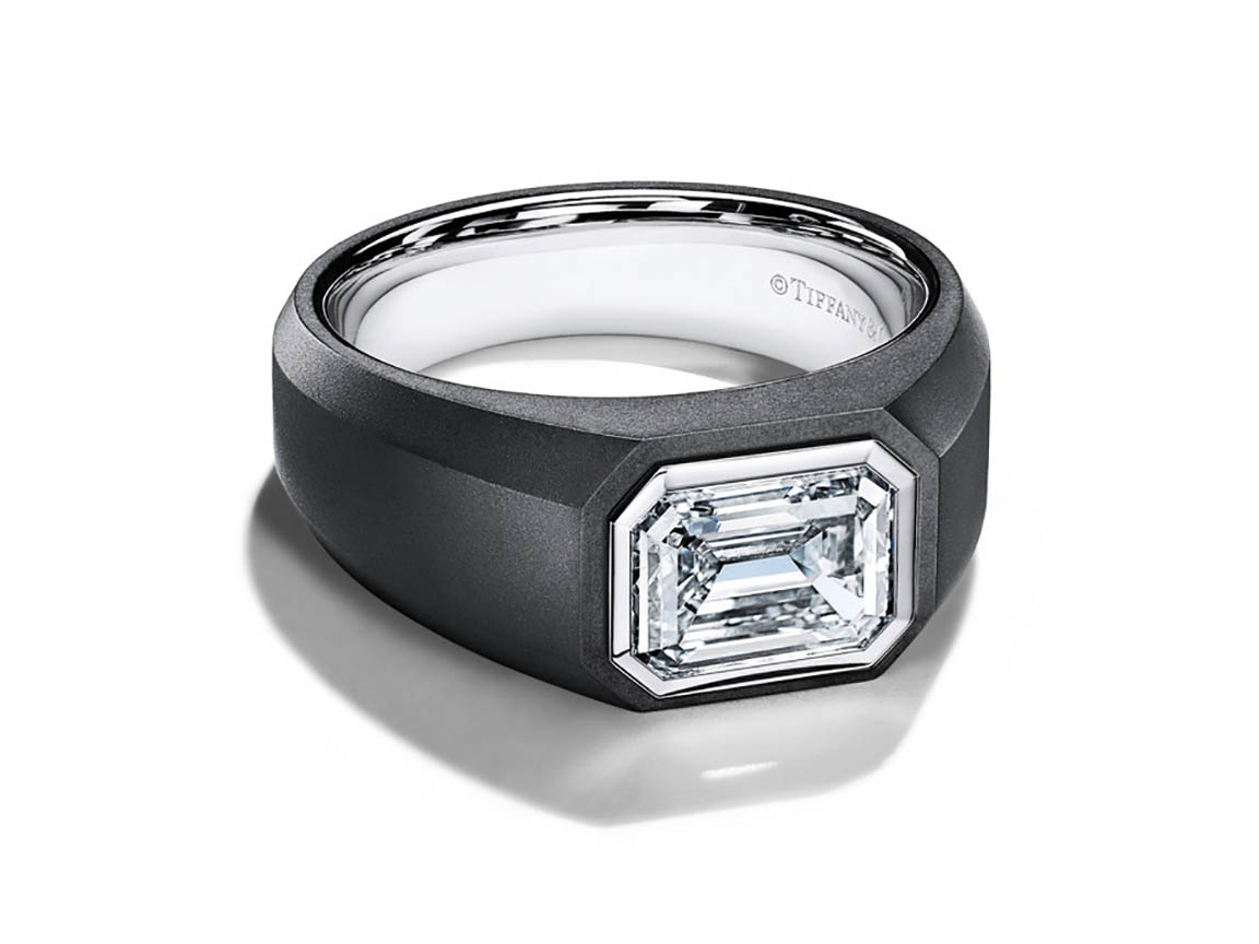 Šperkařská značka Tiffany & Co. teď ohlásila revoluční krok, který radikálně změní pohled na velkou životní událost – zásnuby. Poprvé ve své 184leté historii uvádí na trh zásnubní prsten pro muže.