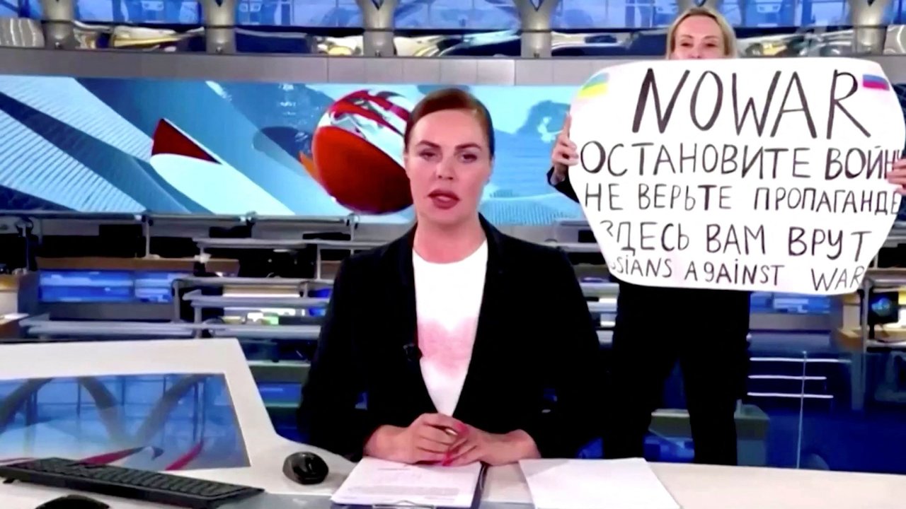 Rusk novinka Marina Ovsjannikovov v pmm penosu protestovala proti vlce na Ukrajin.