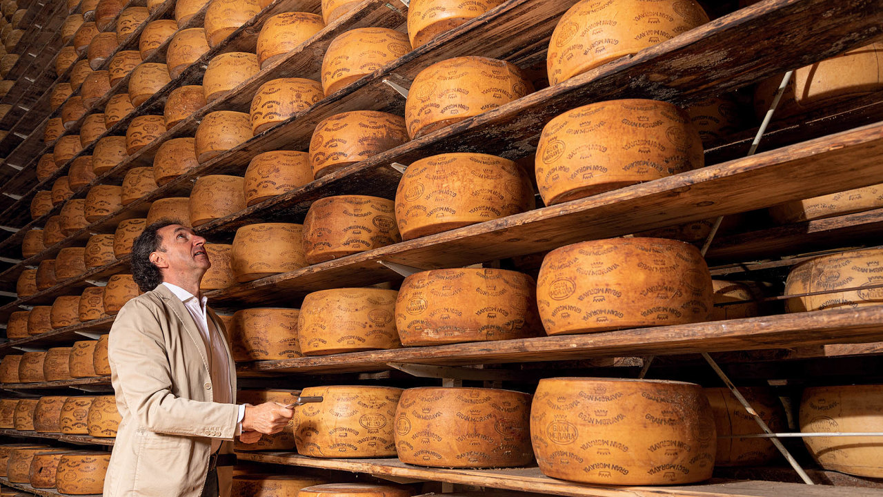 V litovelské manufaktuøe se roènì vyrobí 13 tisíc tun sýru Gran Moravia, který se vyváží do 60 zemí svìta.