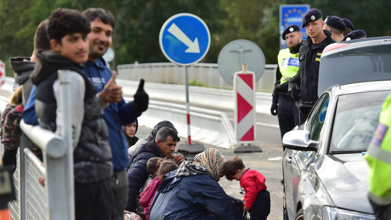 státní hranice, kontrola, Slovensko, uprchlická krize, Syøani, skupinka zadržených migrantù na hranièním pøechodu Lanžhot-Brodské