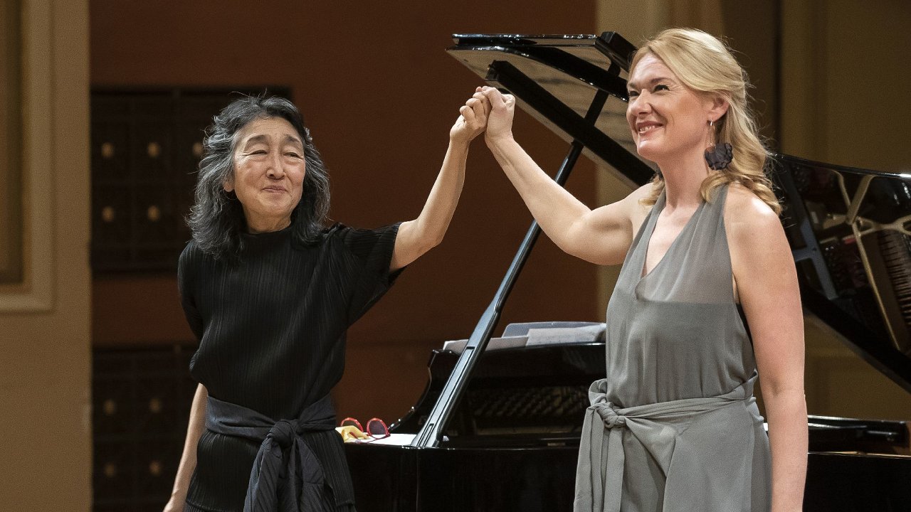 Japonská klavíristka Mitsuko Uchida (vlevo) natoèila první samostatné album v roce 1973, kdy se èeská mezzosopranistka Magdalena Kožená teprve narodila.